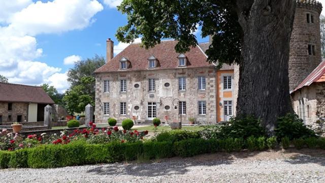 Au Chateau De Sallebrune Holiday home Beaune d'Allier