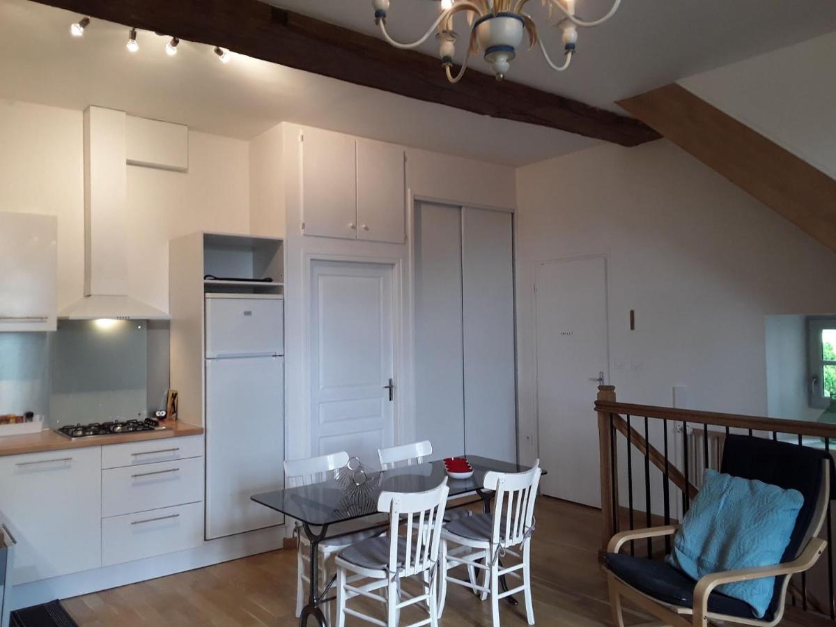 Au Chateau De Sallebrune Holiday home Beaune d'Allier